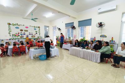 TỔ CHỨC BŨA ĂN CHO TRẺ